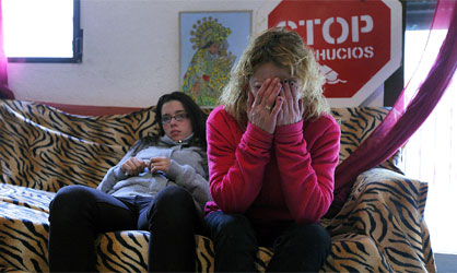 Gisela Bajo e sua filha, menor de idade, esperam pelo despejo. Foto de M. Torres, no El País, 15/11/2012.