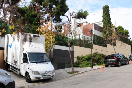 Un camión de mudanzas, estacionado a las puertas del palacete de Pedralbes, el 21 de noviembre de 2012. Un camión de mudanzas, estacionado a las puertas del palacete de Pedralbes, el 21 de noviembre de 2012.