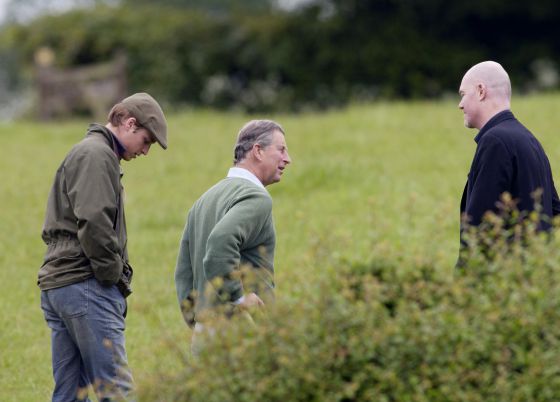 Paddy Harverson, a la derecha, junto a Guillermo y Carlos de Inglaterra.