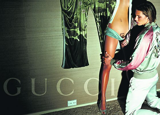 POLÉMICA. El diseñador Tom Ford quiso trabajar con Testino y la estilista Carine Roitfeld para las campañas de Gucci desde que aterrizó en la casa en 1994. Al principio, ellos le desdeñaron, pero terminaron creando un equipo imbatible en la creación de imágenes tan polémicas como rentables. “La gente siempre tiene que hablar de algo”, dice sobre la controversia que generó esta publicidad en 2003. POLÉMICA. El diseñador Tom Ford quiso trabajar con Testino y la estilista Carine Roitfeld para las campañas de Gucci desde que aterrizó en la casa en 1994. Al principio, ellos le desdeñaron, pero terminaron creando un equipo imbatible en la creación de imágenes tan polémicas como rentables. “La gente siempre tiene que hablar de algo”, dice sobre la controversia que generó esta publicidad en 2003.