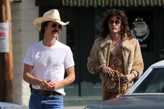 Jared Leto es otro actor que se ha transformado para esta película. En la imagen, interpreta a un travesti junto al delgado Matthew McConaughey. Jared Leto es otro actor que se ha transformado para esta película. En la imagen, interpreta a un travesti junto al delgado Matthew McConaughey.