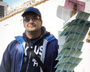 Sotiris Bardas, vendedor de lotería. Sotiris Bardas, vendedor de lotería.