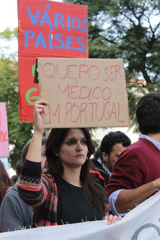 Una joven se manifiesta en Lisboa durante la última huelga general. Una joven se manifiesta en Lisboa durante la última huelga general.