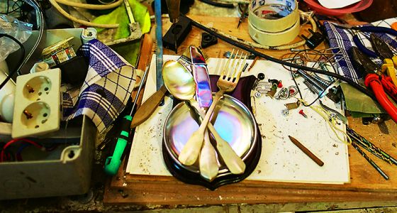 La mesa de trabajo del artista Mateo Maté.