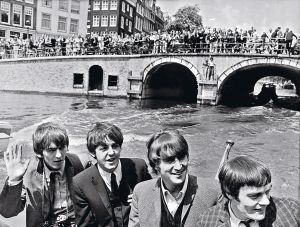 Los Beatles, durante un paseo turístico, en 1964. A la derecha, Jimmy Nicol aparece, en sustitución de Ringo, junto a Lennon, McCartney y Harrison.