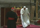 El papa Francisco tropieza
