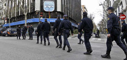 La fuerte presencia policial evita el 'escrache' de la PAH frente a la sede del PP