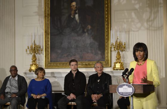 Michelle Obama da una conferencia durante el taller Soulsville, EE.UU: Historia del Soul de Memphis celebrado en el comedor de la Casa Blanca. Atrás: Sam Moore, Mavie Staple, Justin Timberlake y Charlie Musselwhite