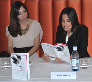La actriz Elena Anaya (a la derecha), lee un fragmento de 'Las reglas del olvido', de Isabel Garzo, a la izquierda.