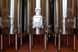 La limpieza es marca de la casa en las bodegas de Vega Sicilia. En la foto, la moderna sala de fermentación.