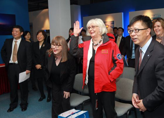 La ex primera ministra islandesa con su mujer, Jonina Leosdottir, durante su visita oficial a China.
