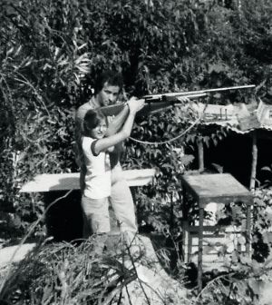 Marisa Merico aprende a utilizar la escopeta junto a su padre, Emilio di Giovine.