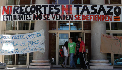 Carteles de protesta en una universidad de Madrid.