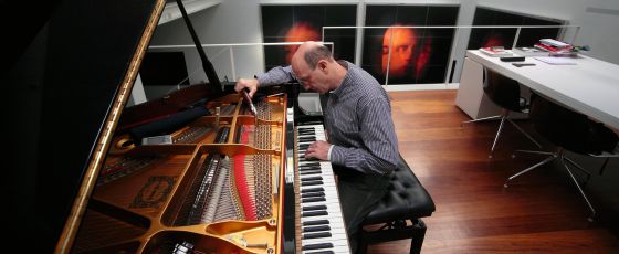 Leonardo Pizzolante afina el piano en su estado actual.
