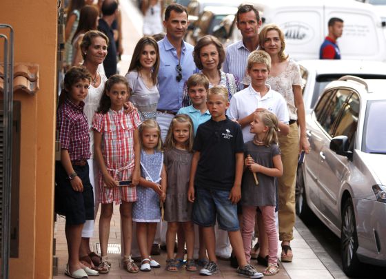 La reina, sus hijos y nietos, en Palma, en el verano de 2011