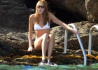 Carla Bruni deja atrás el estrés y disfruta del verano con Sarkozy