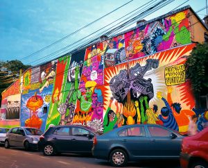 Bucarest (la capital) busca la modernizarse. En la imagen, un colorido mural decora una calle de la ciudad.