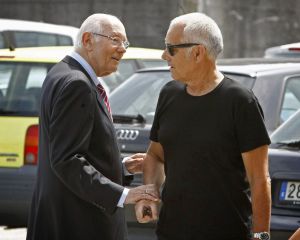 El presidente del Consejo de Estado, Romay Becaría, y el diseñador Antonio Pernas, en el tanatorio.