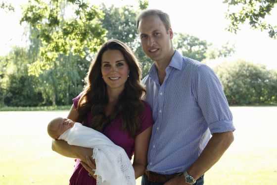 La otra foto oficial del príncipe Jorge, con sus padres en el jardín de la casa de sus abuelos maternos.