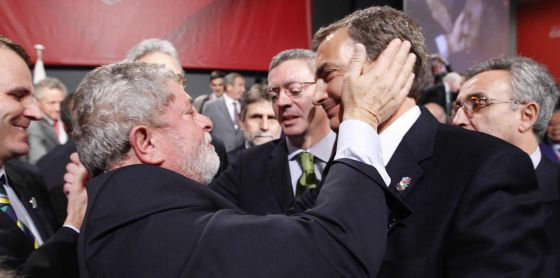 The former president of Brazil, Luiz Inácio Lula da Silva (l), consoles his opposite number in Spain, ex-Prime Minister José Luis Rodríguez Zapatero, after the bid for the 2016 Games went to the Latin American country in 2008.