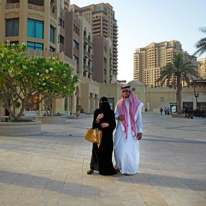 Una pareja de Emiratos Árabes, durante su estancia en The Pearl, un complejo residencial de alta gama.