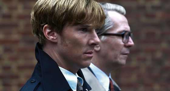 El actor Benedict Cumberbatch con Gary Oldman en ‘El topo’ (2011).