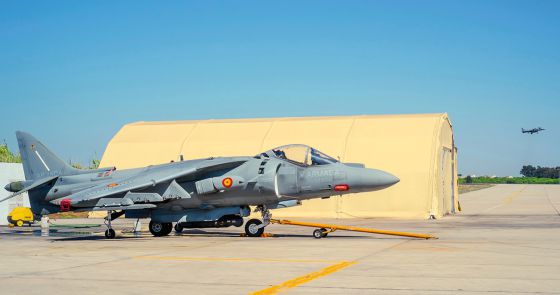 Además de barcos, España tiene en Rota aviones militares como el Harrier. A la derecha, uno de estos aparatos, aterriza de forma vertical.