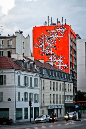 El edificio rojo es el que alberga la exposición.