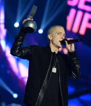 Eminem con su premio MTV.