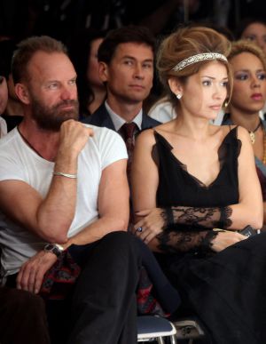 Gulnara Karimova ao lado de Sting em 2009.