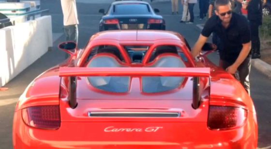El actor junto al Porsche Carrera GT con el que se estrelló, media hora antes del accidente. El actor junto al Porsche Carrera GT con el que se estrelló, media hora antes del accidente.