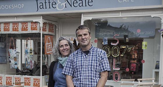 Jaffe y Neale, dueños de una librería donde Alex James (de Blur) compra libros de cocina, al igual que Rebekah Brooks...