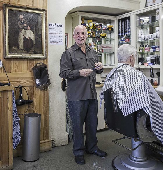La peluquería Olivieri la abrió en los sesenta el único italiano que osó instalarsae en estas tierras, las primeras en recibir cada año la nieve de Reino Unido. El actual propitario, nieto de aquel pionero, aclara: