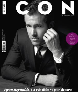 Ryan Reynolds en la portada del número actual de ICON, vestido con camisa, chaqueta y corbata de Hugo Boss