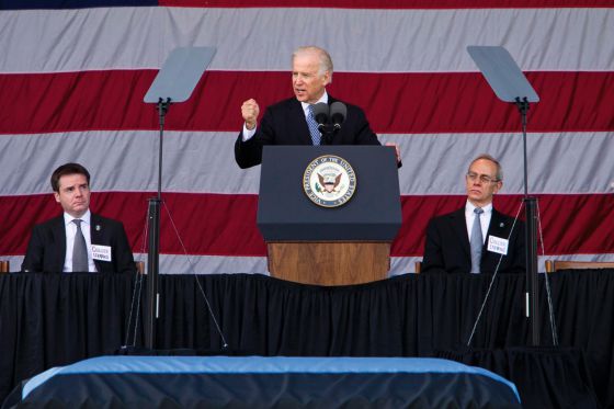 El vicepresidente de EEUU Joe Biden, durante el funeral por el policía asesinado en el MIT. Le acompañan Israel Ruiz y el presidente del MIT, Rafael Reif (derecha).