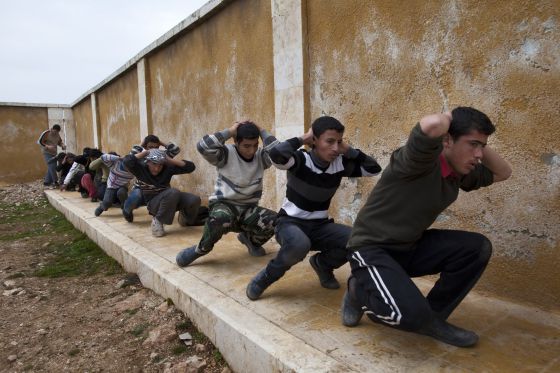 Un antiguo colegio en Tlaleen (Siria) se ha convertido en una academia militar para menores.