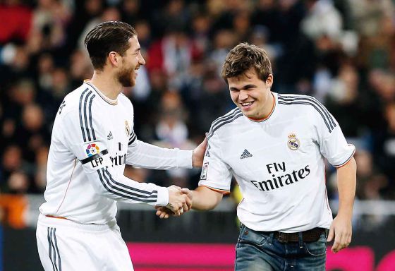 El 30 de noviembre, Carlsen dio la primera patada al balón en un Real Madrid-Real Valladolid en el Bernabeu.