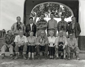'Doñana expedition' de 1957, en la puerta del palacio de Doñana. Entre ellos, el famoso fotógrafo Eris Hosking, los ornitólogos James Fergusson y Guy Mounfort, y personalidades como Julian Huxley, Max Nicholson y lord y lady Alanbrooke, así como José Antonio Valverde y Mauricio González Gordon.