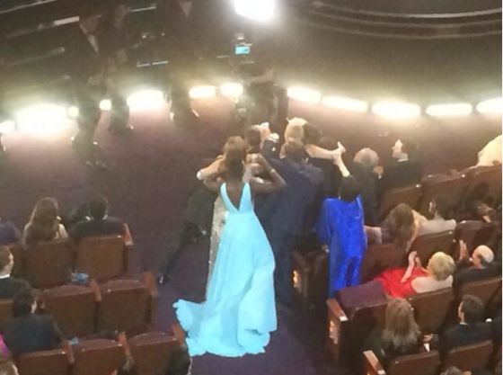 El 'selfie' más importante hasta la fecha se hizo con una pequeña tragedia: esa mujer de azul oscuro a la derecha es Liza Minelli, porfiándose un hueco que jamás consiguió en la foto.