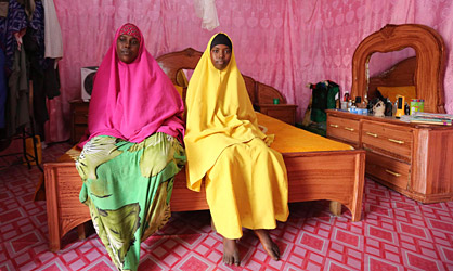 Saciido Sheik y su hija Faadumo Subeer en Mogadicio (Somalia). Saciido Sheik y su hija Faadumo Subeer en Mogadicio (Somalia).