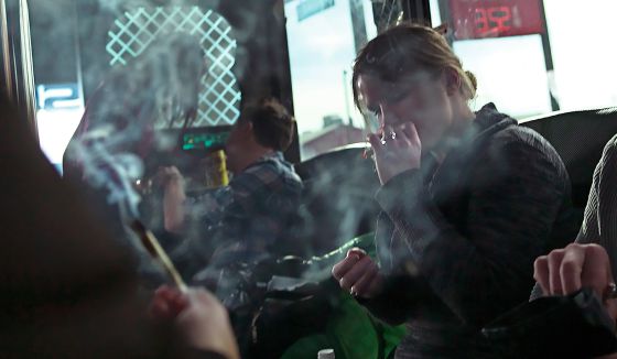 Ambiente en el autobús de un tour organizado por las empresas turísticas So Mile High y My 420.