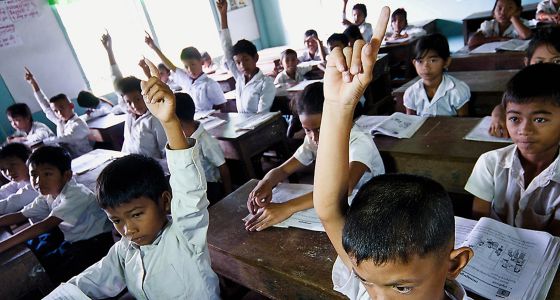 Los niños con familias afectadas levantan la mano.
