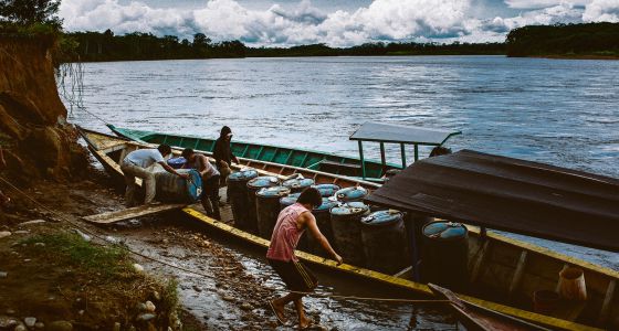 Una imagen del puerto de Sarayaku, cargando combustible en canoa con destino a los campos mineros. El tráfico de gasolina en esta zona es 15 veces superior al del resto de Perú.