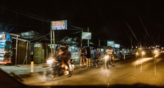 Uno de los poblados surgidos de esta moderna fiebre del oro. No tienen nombre. La gente se refiere a ellos simplemente por el punto kilométrico en el que están enclavados. Aquí viven los que dan alojamiento y de comer y beber a los mineros. También las prostitutas.