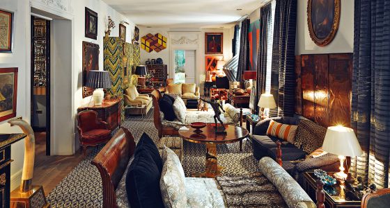 El eclecticismo acomoda todo tipo de enseres en el salón. Un lienzo 'op art' de Yturralde de los setenta –“la única época de él que compro”– convive con un aparador de Jansen y sostiene una jarra de Murano de los cincuenta, una cerámica italiana de los sesenta y una lámpara china del siglo XIX. En primer plano, dos camas de día.