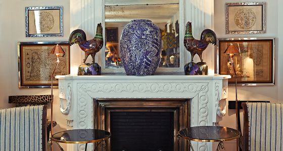 El anticuario adquirió esta chimenea del siglo XIX en París. Y la instaló en el salón de su casa, junto a la biblioteca. Pintó la madera de la repisa blanca para asimilarla a la arquitectura. “Aquí no había nada, me lo tuve que inventar todo”, explica.