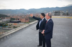 El alcalde de Medellín, Anibal Gaviria, le enseña la ciudad desde lo alto al ex regidor de Nueva York, Michael Bloomberg