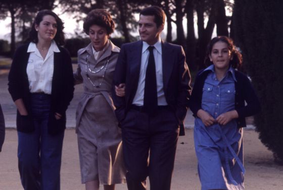 El matrimonio Suárez son sus hijos Mariam y Sonsoles.
