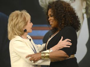 Barbara Walters abraza a Oprah Winfrey durante la grabación del últlimo programa de