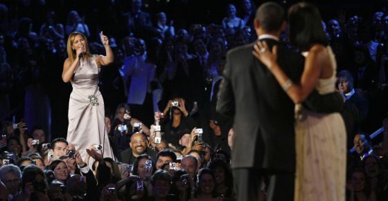 Beyoncé cantando para el matrimonio Obama, el día de la investidura del presidente, en 2009.